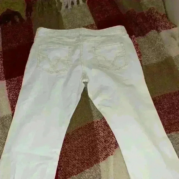 Gap Flare Mid-Rise White Jeans - Picture 6 of 8
